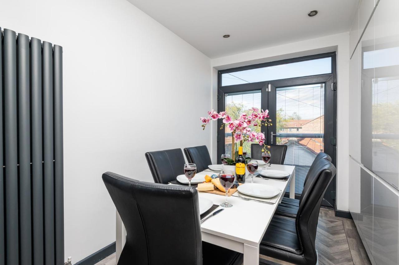 Modern Duplex Apt With 75 Inch Tv I Pass The Keys York Buitenkant foto
