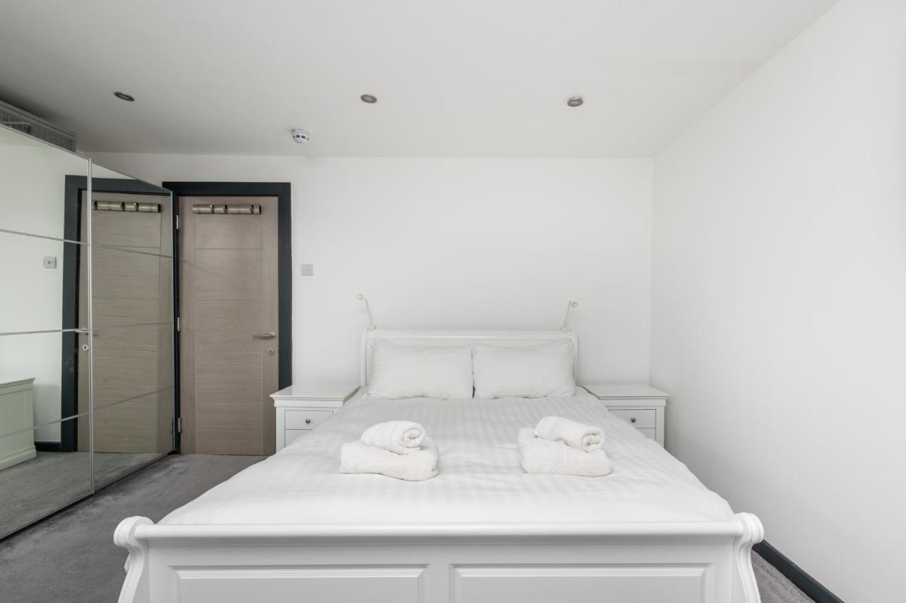 Modern Duplex Apt With 75 Inch Tv I Pass The Keys York Buitenkant foto