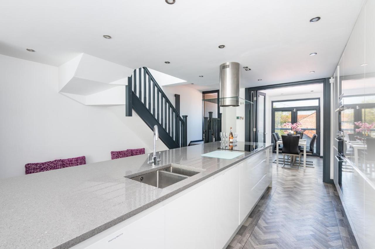 Modern Duplex Apt With 75 Inch Tv I Pass The Keys York Buitenkant foto