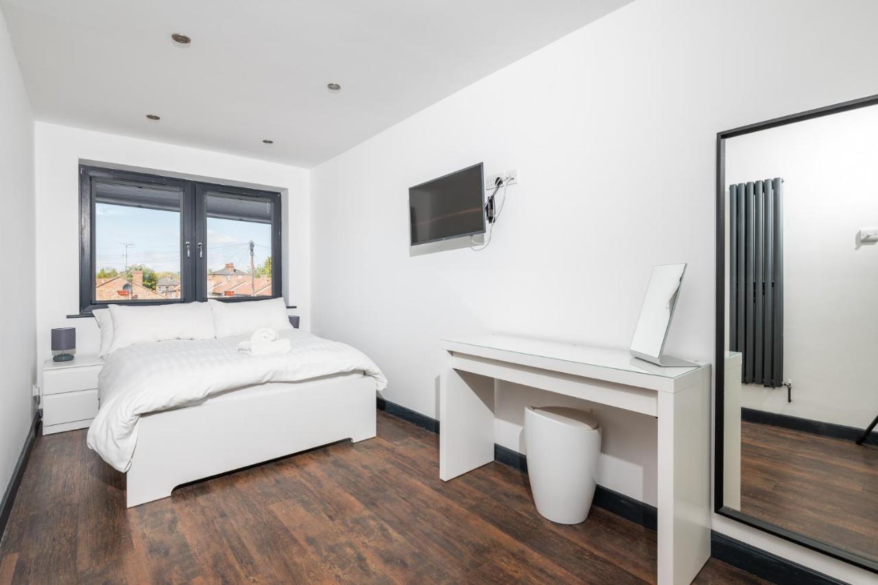 Modern Duplex Apt With 75 Inch Tv I Pass The Keys York Buitenkant foto