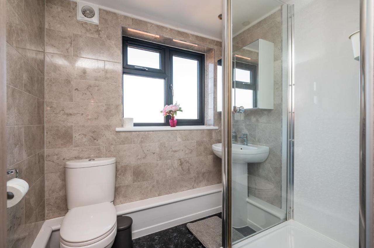 Modern Duplex Apt With 75 Inch Tv I Pass The Keys York Buitenkant foto