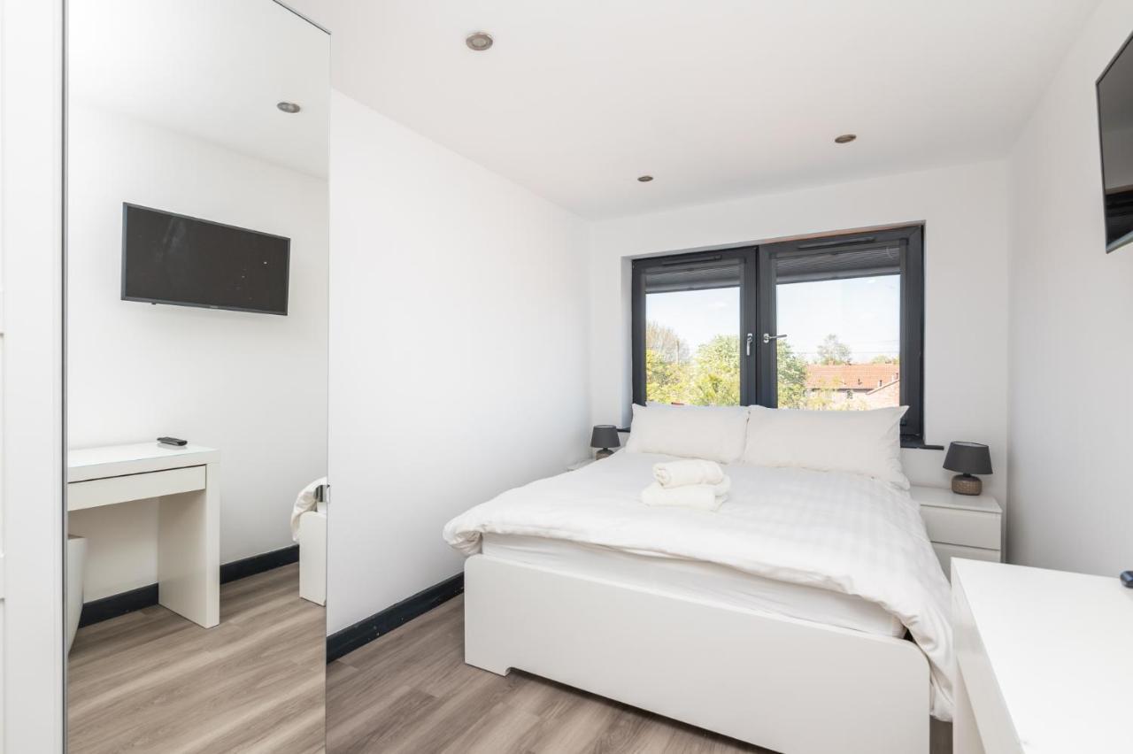 Modern Duplex Apt With 75 Inch Tv I Pass The Keys York Buitenkant foto