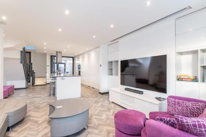 Modern Duplex Apt With 75 Inch Tv I Pass The Keys York Buitenkant foto